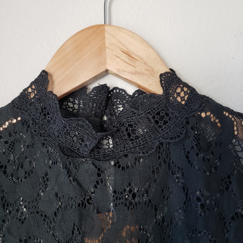 ❗SOLD❗ Lace Mock Neck Sleeveless Blouse - Picture 4 of 11